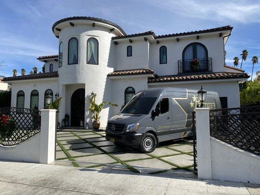 Premier studio mobile barbershop we bring the complete barbershop to the luxury and convenience of your own home or office.