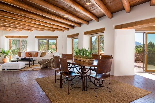 Open floor plan in this home minutes from the Plaza