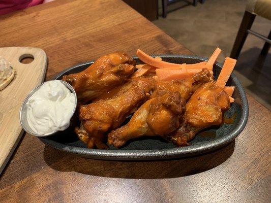 Buffalo Wings blue cheese sauce , carrots