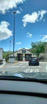 Cars to right, rigs on left!