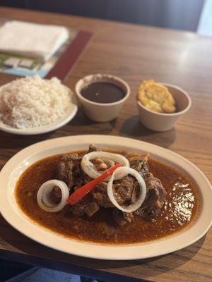 Oxtails, white rice, gravy and fried plantains
