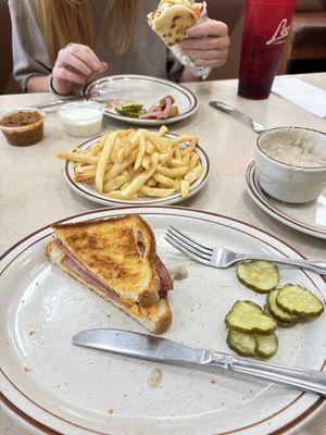 Leo's Coney Island