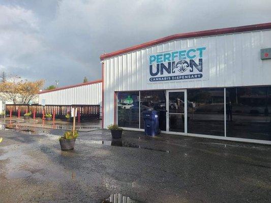 Exterior of Perfect Union store in Ukiah, CA