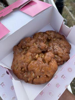 I'm dead serious. This was by far the best apple fritter I had in my entire life.