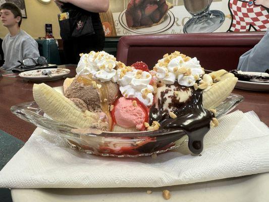 Big boy has truly taken care of this restaurant. It's clean, the salad bar looks beautiful. So impressed by the staff!