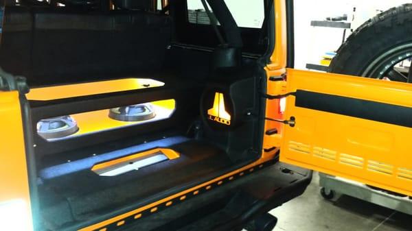 Clean and durable install in this Jeep Rubicon!!
