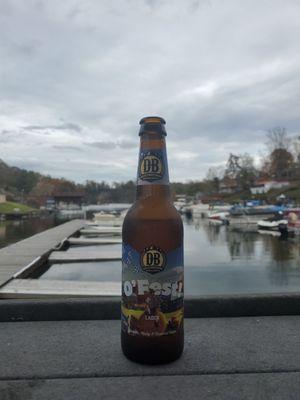 Perfect, quiet spot for nice music, cold beer, and lake side view. Casual and relaxing