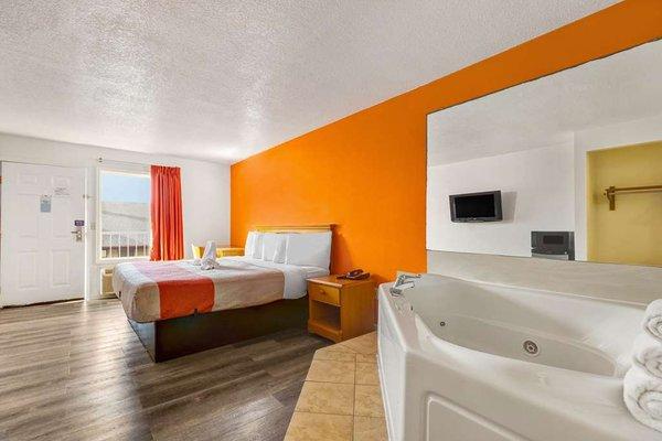 Motel Pigeon Forge single king hot tub