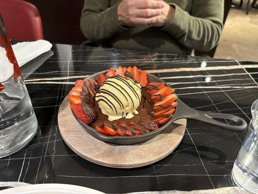 Strawberry brownie w/ vanilla gelato