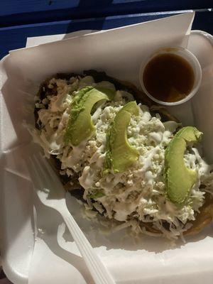 Huarache de carne deshebrada de res