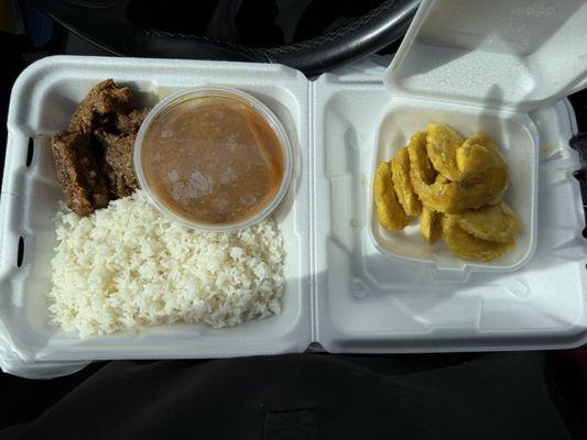 Costillas de Puerco, Habichuelas, Arroz Blanco y Tostones