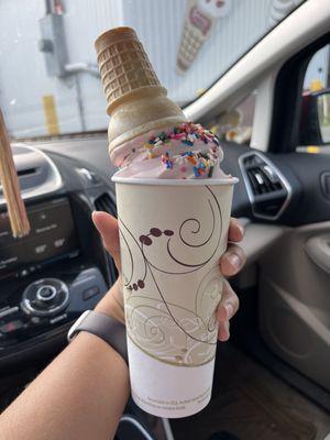Unicorn ice cream with rainbow sprinkles (large)