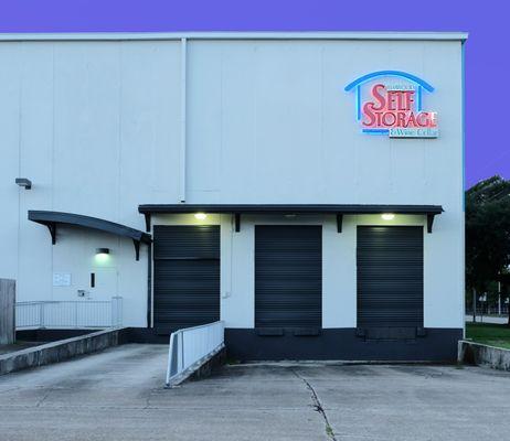 Loading dock with 3 bay doors. 1 dock leveler, 1 ramp for easy loading and unloading. The dock can accommodate a 53 foot trailer truck.