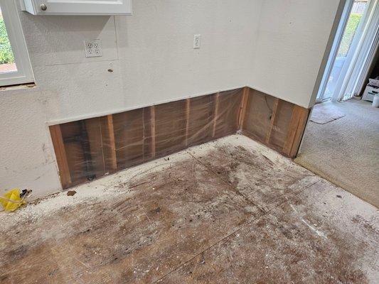 Kitchen flood B - Flood cut 2' from the floor and removal of cabinets