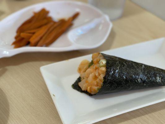 Spicy scallop hand roll