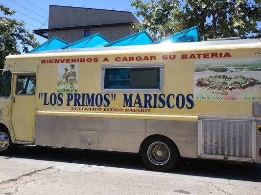 Los Primos mariscos lonchera
