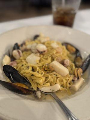 Seafood fettuccine with white wine.