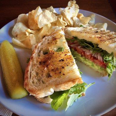 La Cali - smashed Avacado / tomato / red onion / arugula / red pepper flakes / lemon infused olive oil