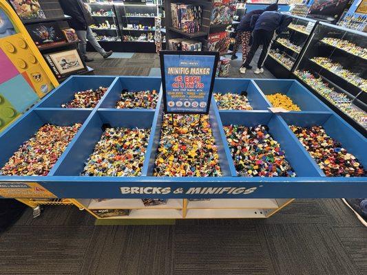Bricks & Minifigs