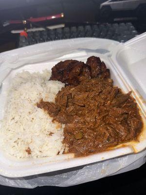 amazing ropa vieja with platanitos.10/10