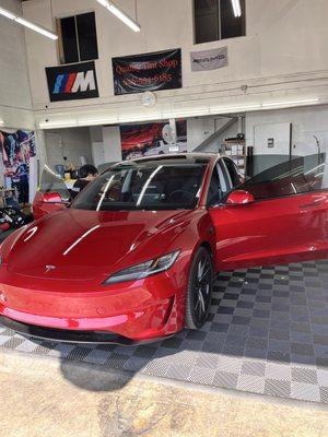 Full tint on this model 3 rojo!