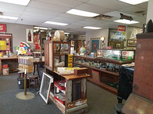 Entrance room with a mix of items