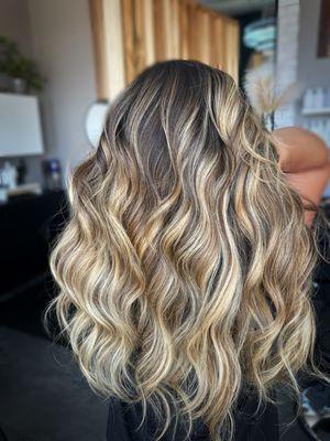 Hand tied weft extensions with a seamless color blend