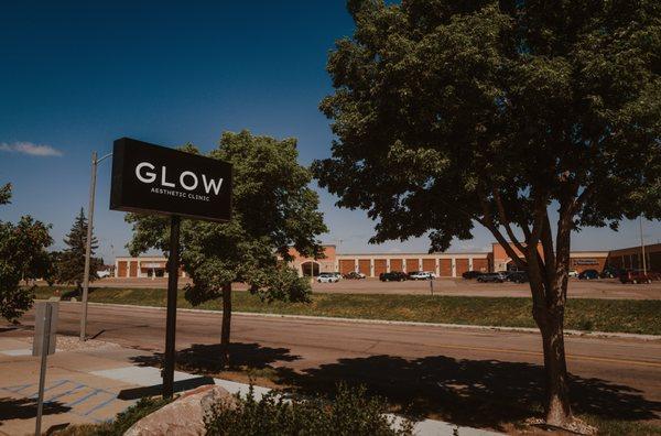 GLOW Curbside at 1001 Gateway Ave, Bismarck, ND 58503