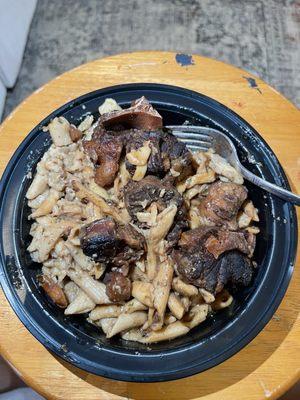 Rasta pasta Oxtail Rasta Pasta (medium)