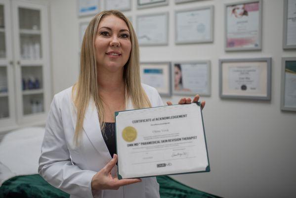 Facial skin therapist with 20+ years of experience in the business