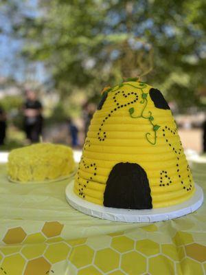 Beehive cake and smash cake for first bee-day!