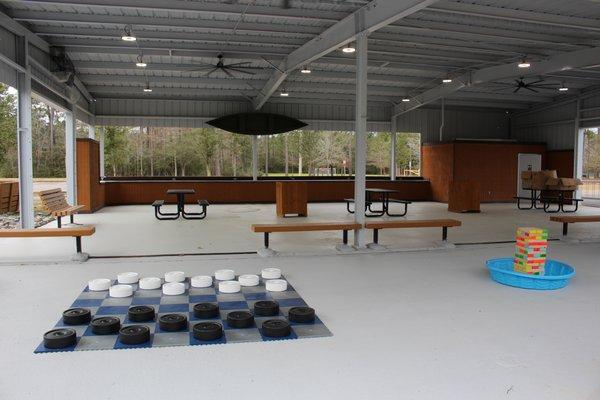 Pelicans Landing pavilion, next to the pickleball courts, has tables and large garden games to enjoy while playing or walking the park.