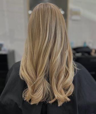 A La Mode Hair Studio