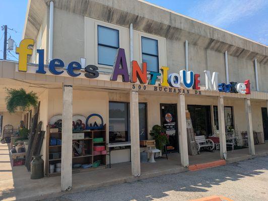Flee's Antique Market