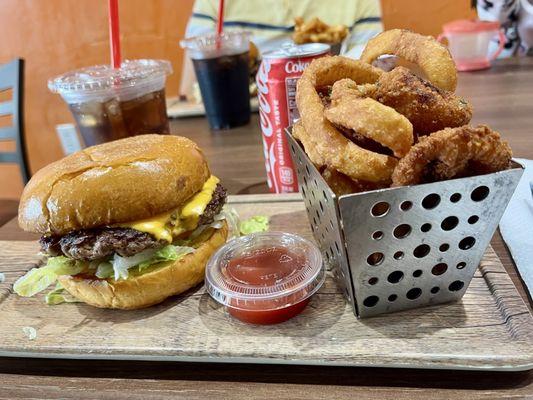 Cheeseburger with onion rings