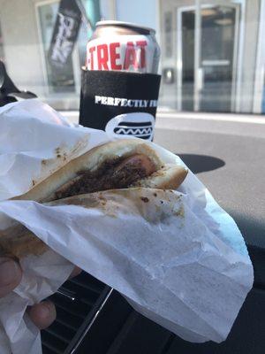 Cute place! Great dog with fresh onion, mustard and sauce. Perfect with a birch beer on a sunny spring day.