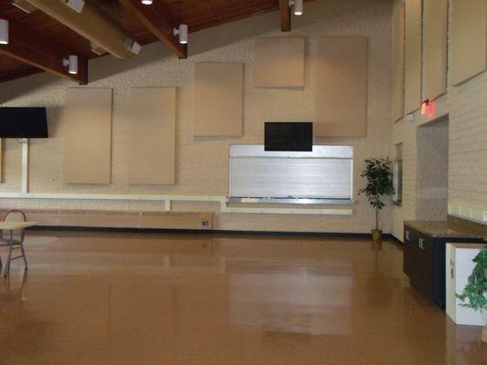 Accommodates up to 120 guests and offers limited kitchen access.