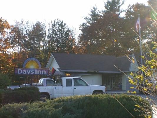 Front Entrance. You can see more pictures at www.daysinncampton.com