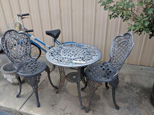 Great outdoor table and chairs.