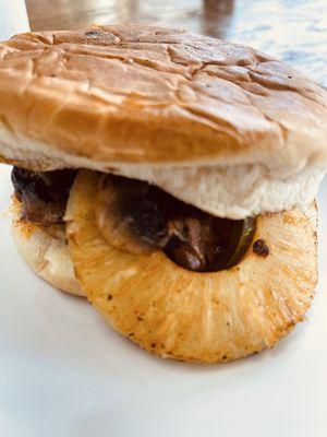 Hambuesa de pollo con jamón quesillo y piña.