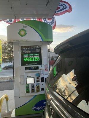 Friday, January 27, 2023. 4 PM. Unleaded gas is $3.13 per gallon cash $3.23 cc