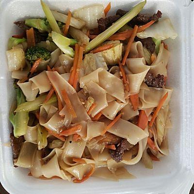 Thai Flat Rice Noodles with beef and vegetables