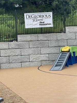 DeGlorious Resort