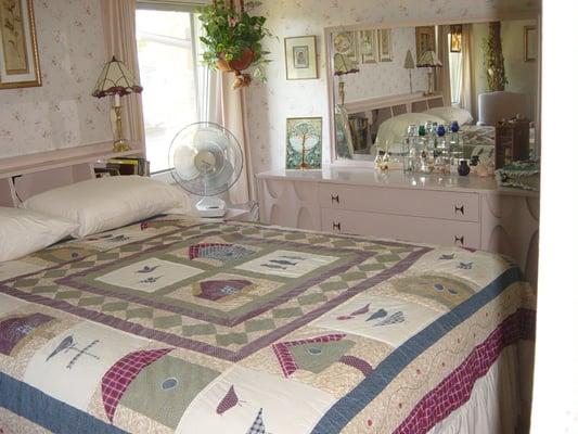 Downtown Log Cabin Hideaway B & B
