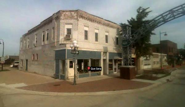 Outside view of Que Sera