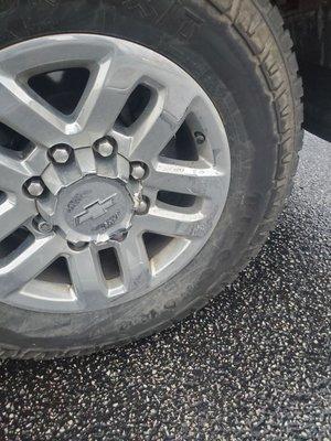 Incomplete repair. One photo from the day of the accident, one after completion. Still damaged.