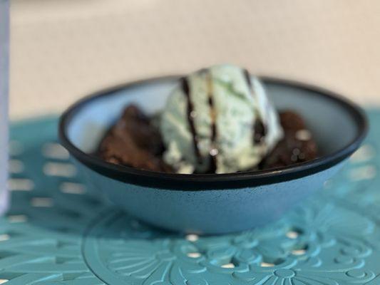 Be advised you will be charged a $1.99 1cup fee with ice cream.