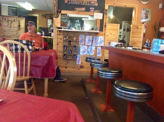 Interior 5 tables + bartop