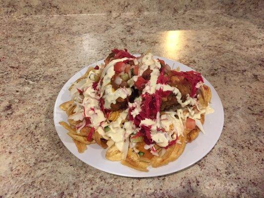 Pollo frito con tajadas. Tiene repollo, remolacha y se lleva con crema.