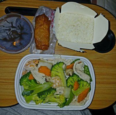 Chicken and shrimp with broccoli, white rice, shrimp roll and garlic sauce .